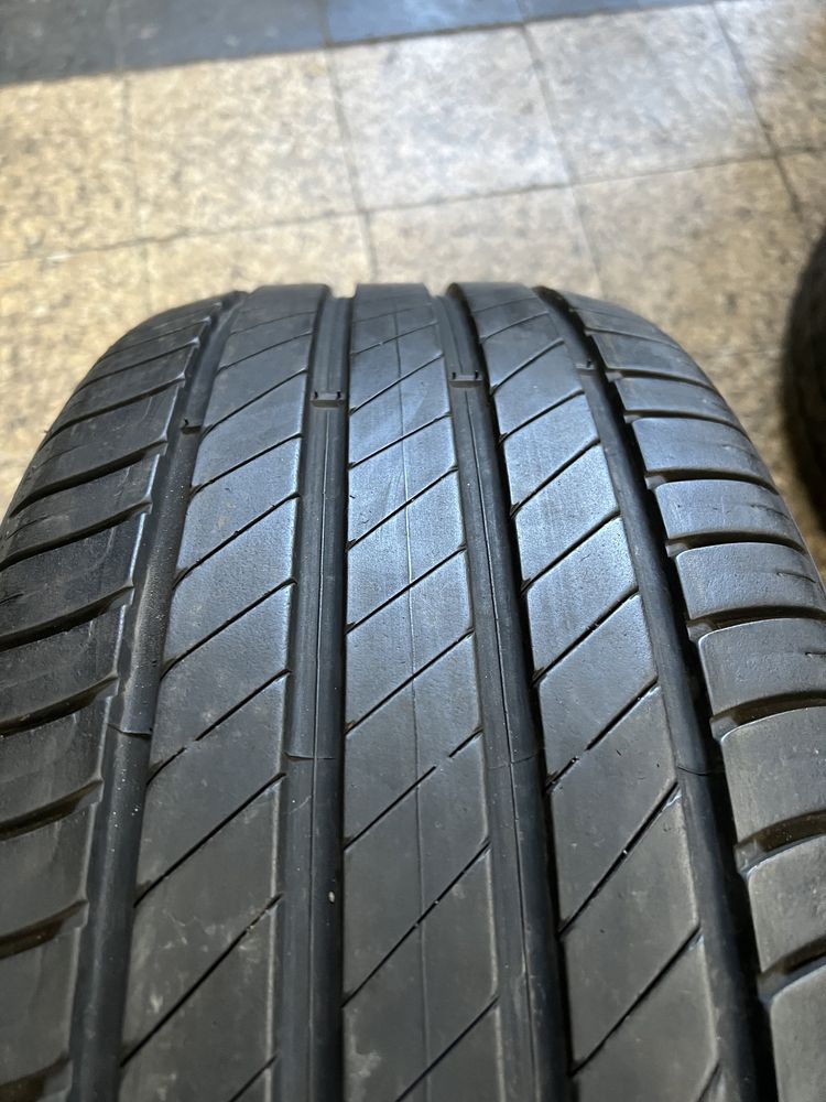 Pneus semi-novos 225/55R16 com 80% de rasto