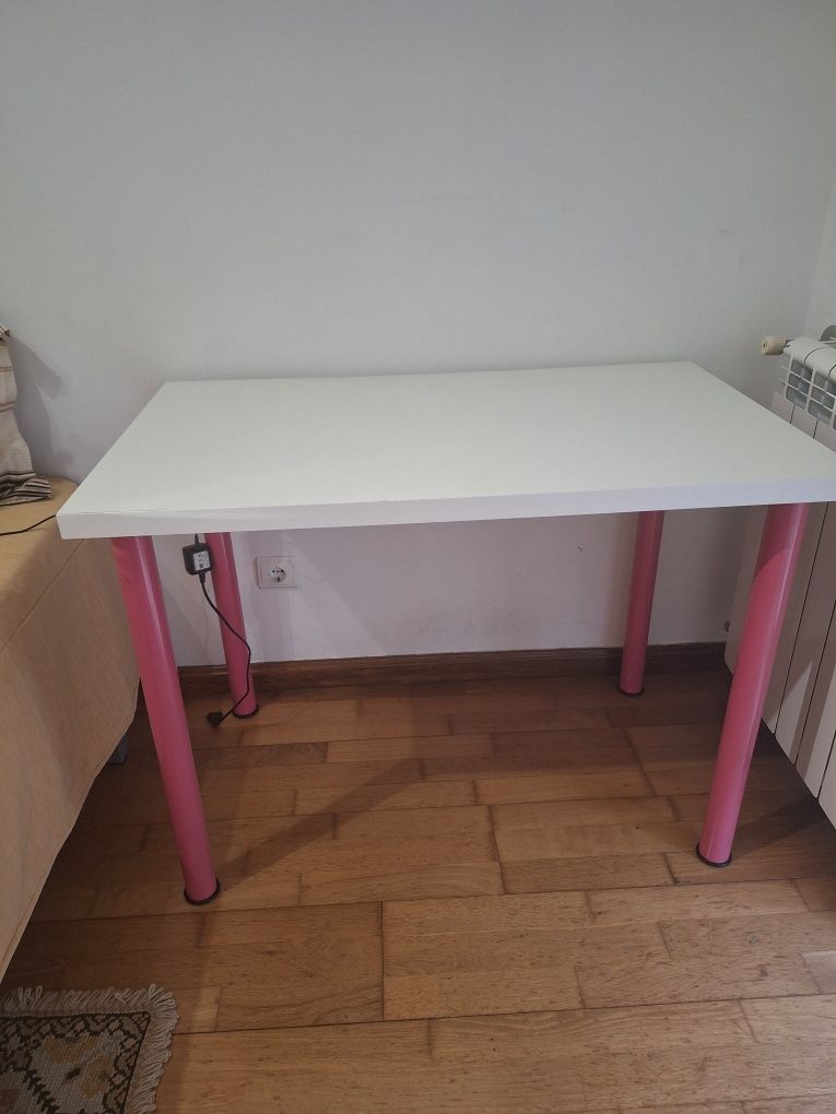 Mesa branca e rosa Ikea