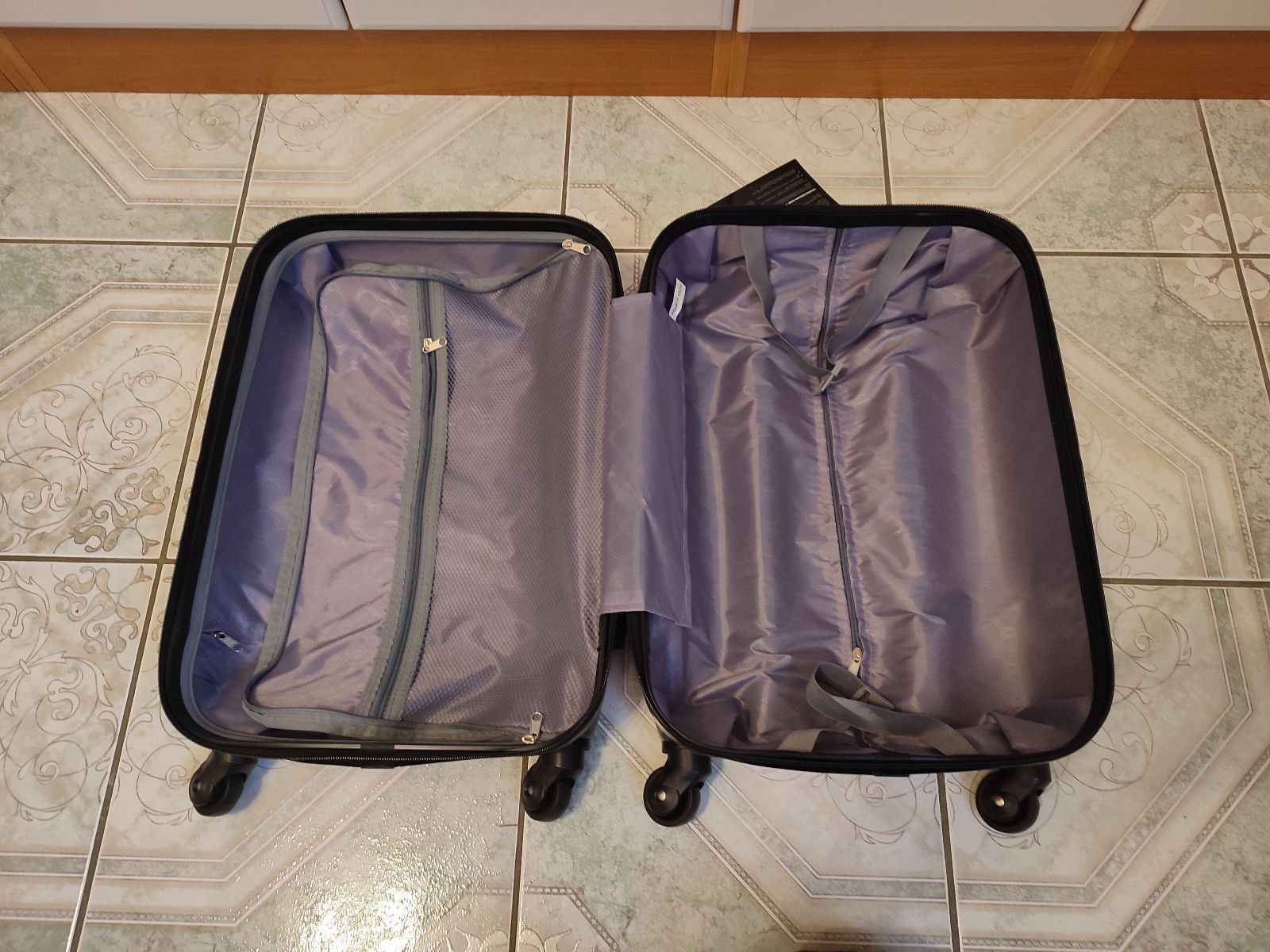 Nowa ciemna walizka podróżna