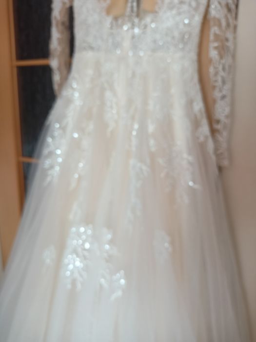 Przepiękna suknia ślubna  roz. M/176 z trenem, + welon  długi i krótki