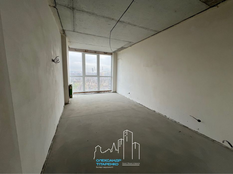 Простора квартира з покращеннями в зданому будинку!