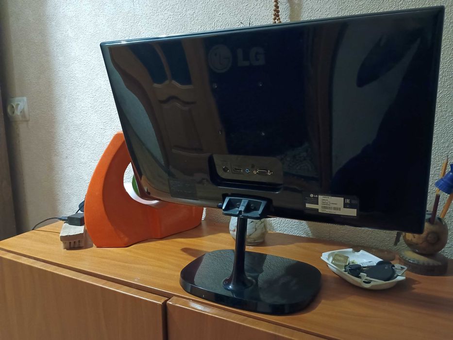 Монітор LG 23MP67HQ - P. 23 дюйма Full HD 1920x1080 у чудовому стані