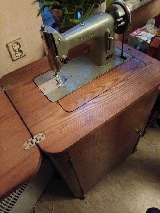Maszyna do szycia z szafką Łucznik