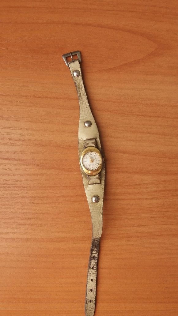 Старые наручные часы Заря