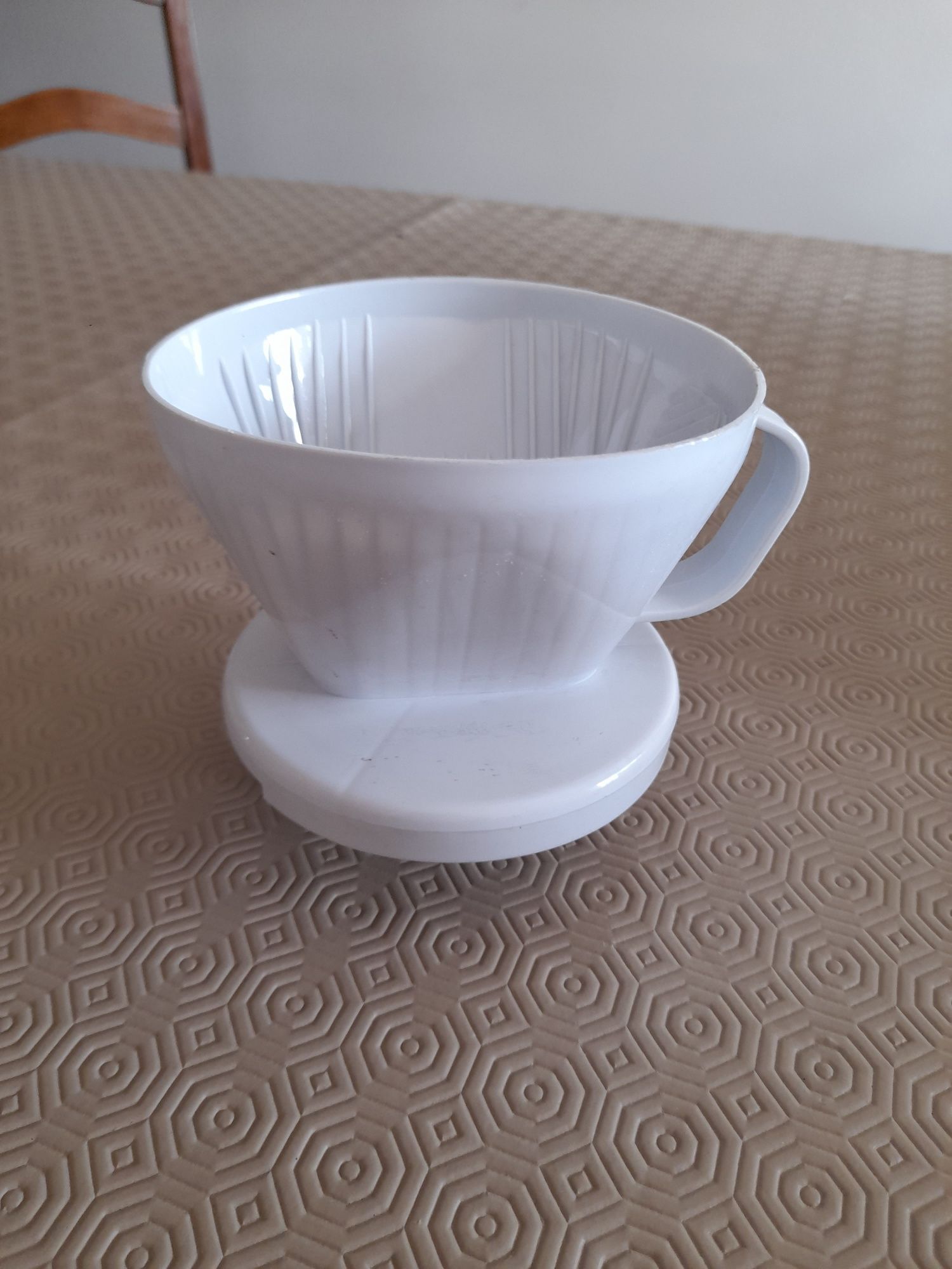 Coador de café em plástico branco