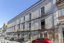 Palacete c/ jardim no c. histórico de Santarém.