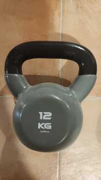 Halteres kettlebell de 12 e 16 kg cada um.