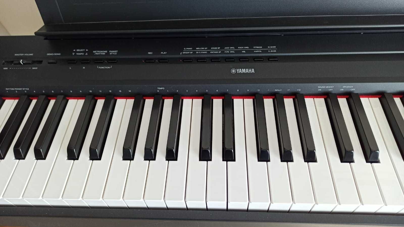 Teclado de piano Yamaha P-115 como novo, com suporte e pedal