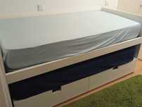 Cama branca lacada com 2 colchoes e 2 gavetas