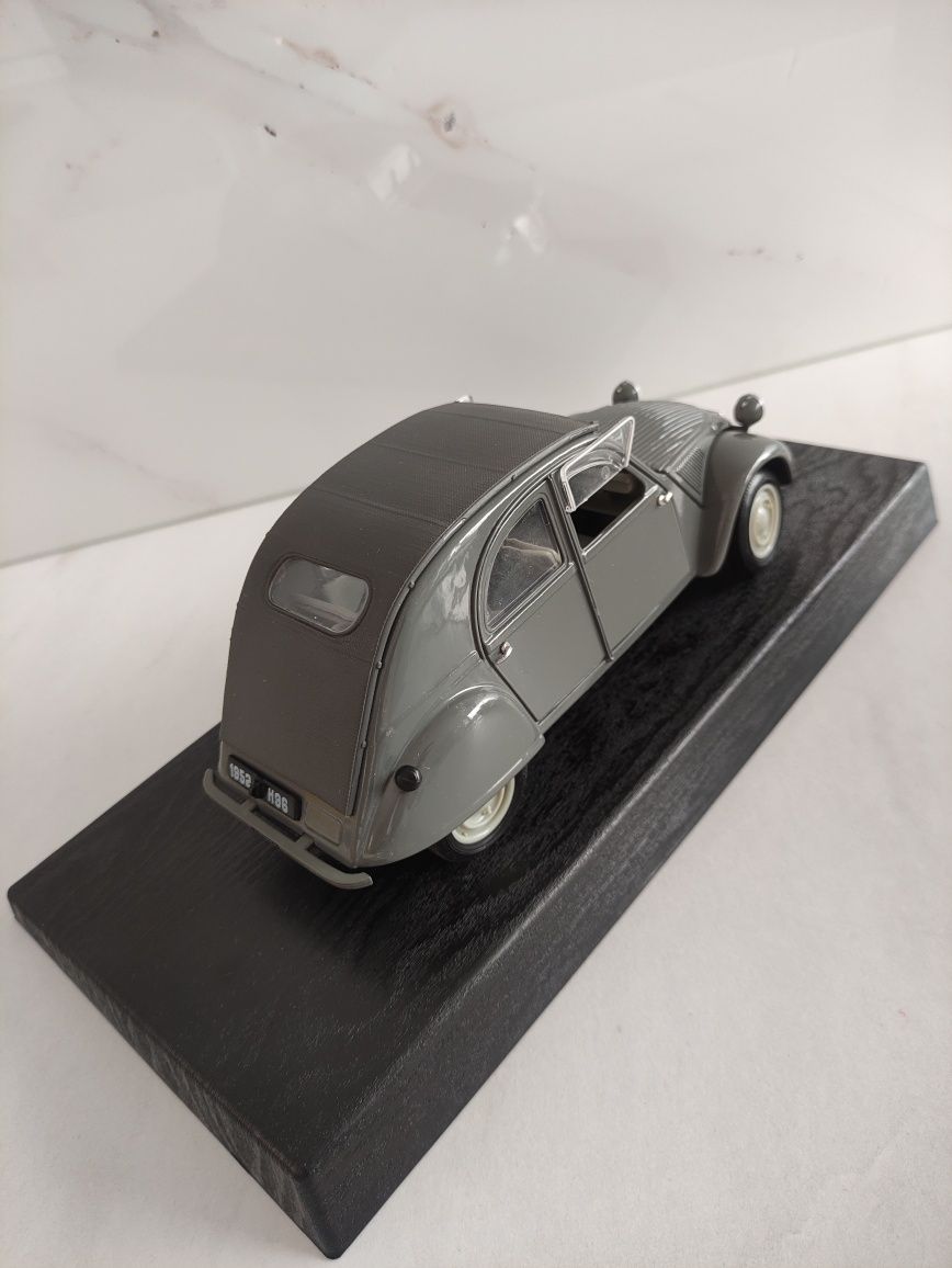 Model Citroen 2CV 1952 1:18 Pudełko Podstawka Tchibo Edition Klasyk