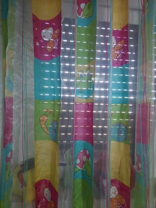 Cortinado de janela com motivos infantis