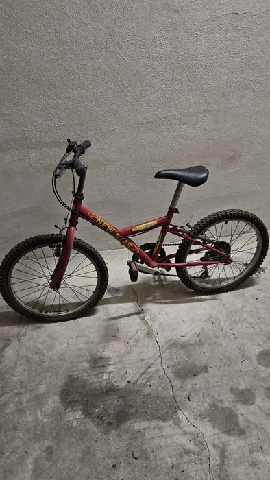 Bicicleta pequena vermelha