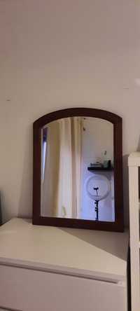 Espelho com moldura de madeira