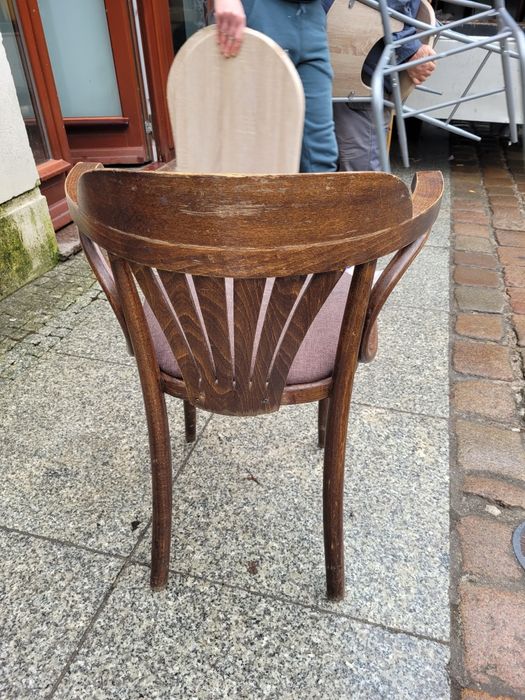 Krzesło THONET z podłokietnikiem tapicerowane.
