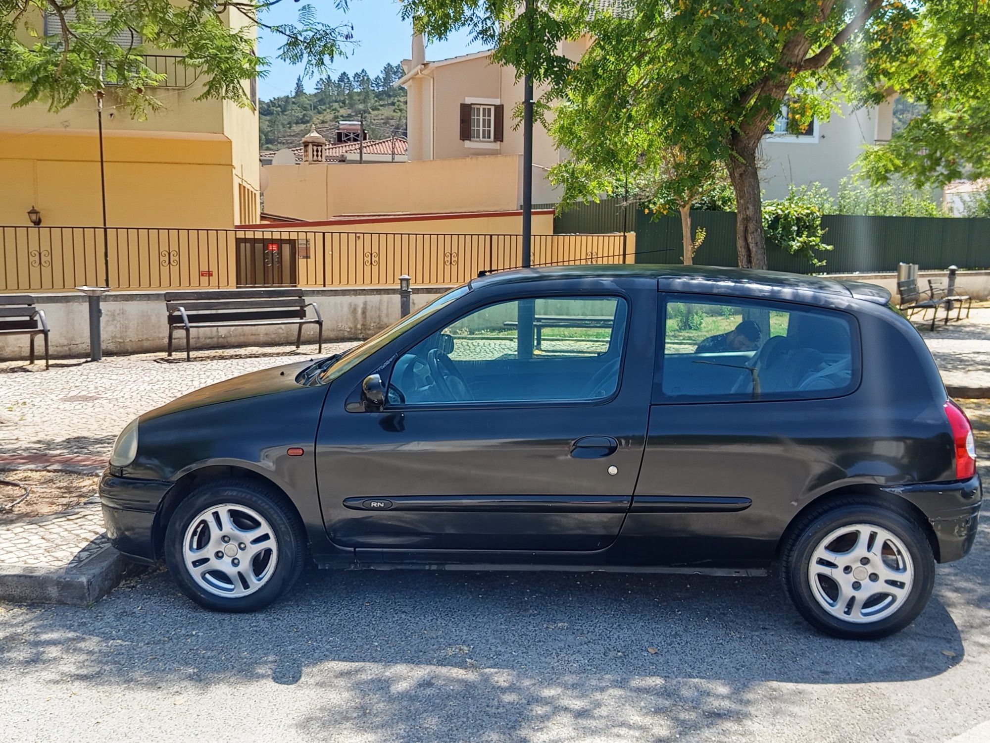 Oportunidade Renault Clio impecável de mecânica
