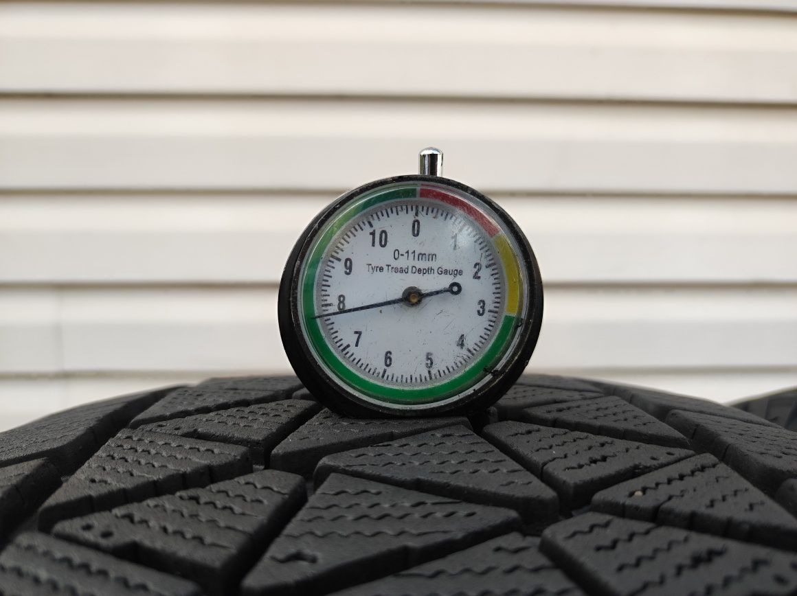235.60.18 Dwie opony zimowe Bridgestone Blizzak DM-V2