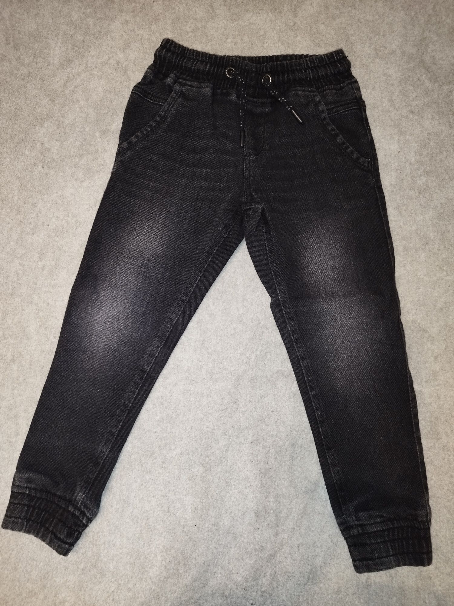 Czarne jeansy na gumce, r. 122