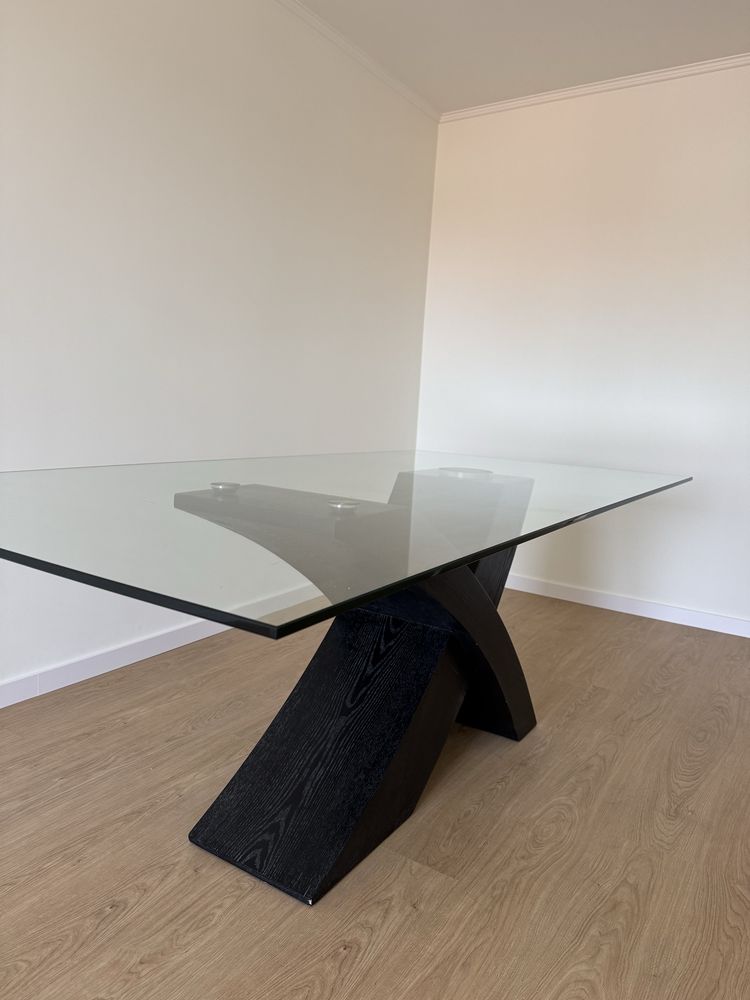 Mesa de vidro de sala com base preta