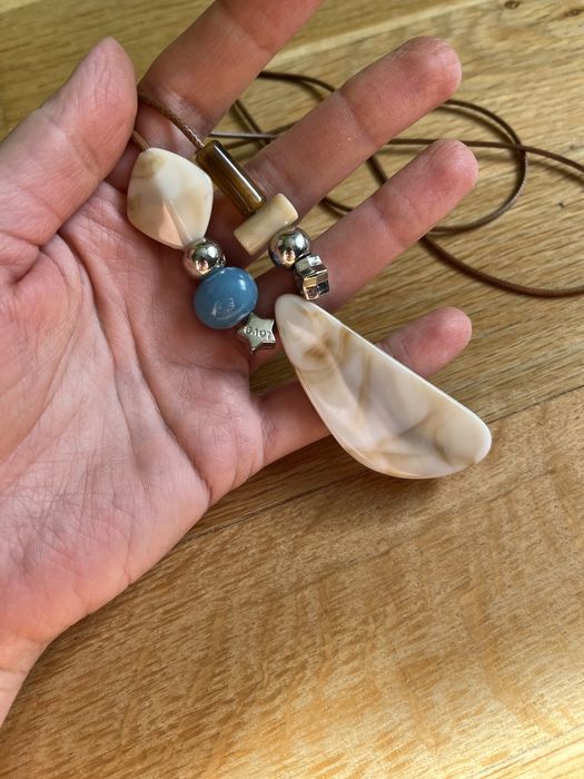 Wisior wisiorek plastikowy na sznurku długi