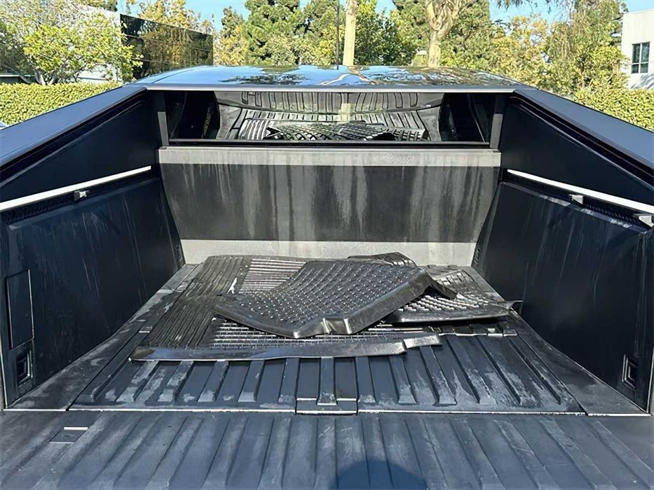 Tesla Cybertruck Crew Cab      2024