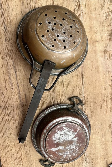 Tachos de cobre antigos com pegas trabalhadas