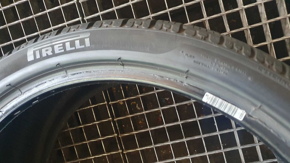 PIRELLI  SOTTOZERO  Winter W-240     235/35R19