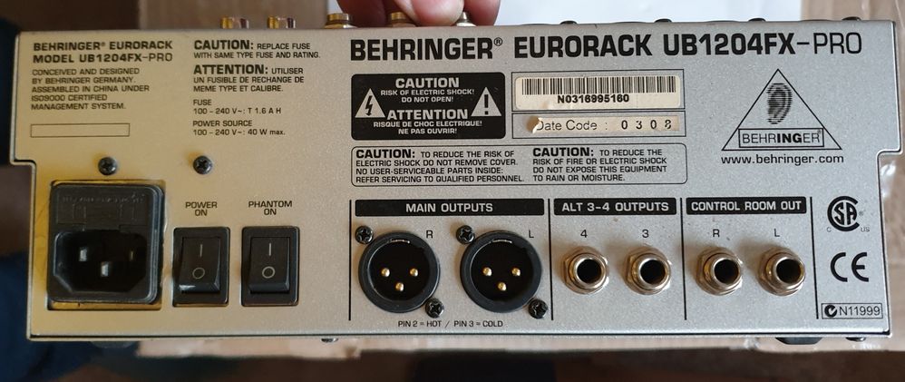 Микшерный пульт Behringer UB1204FX-PRO