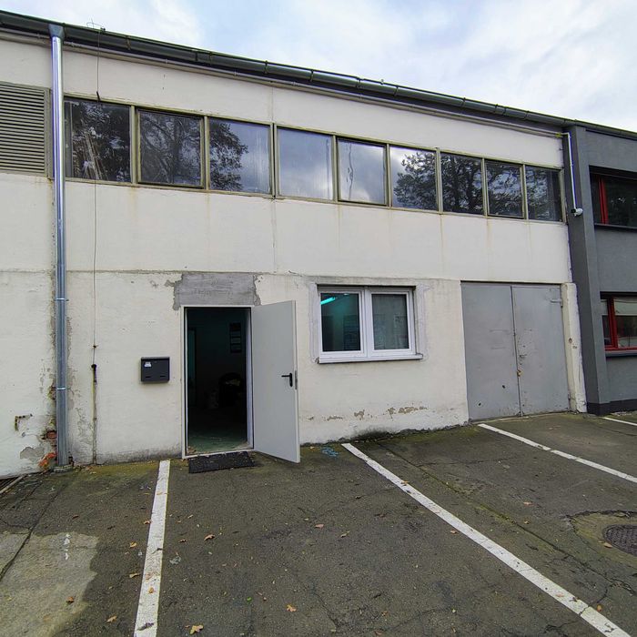 Wynajmę pomieszczenie biurowe z magazynem/garażem.