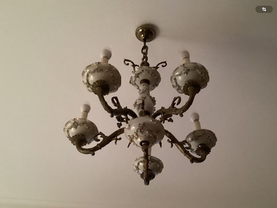 Candeeiro de tecto em porcelana.