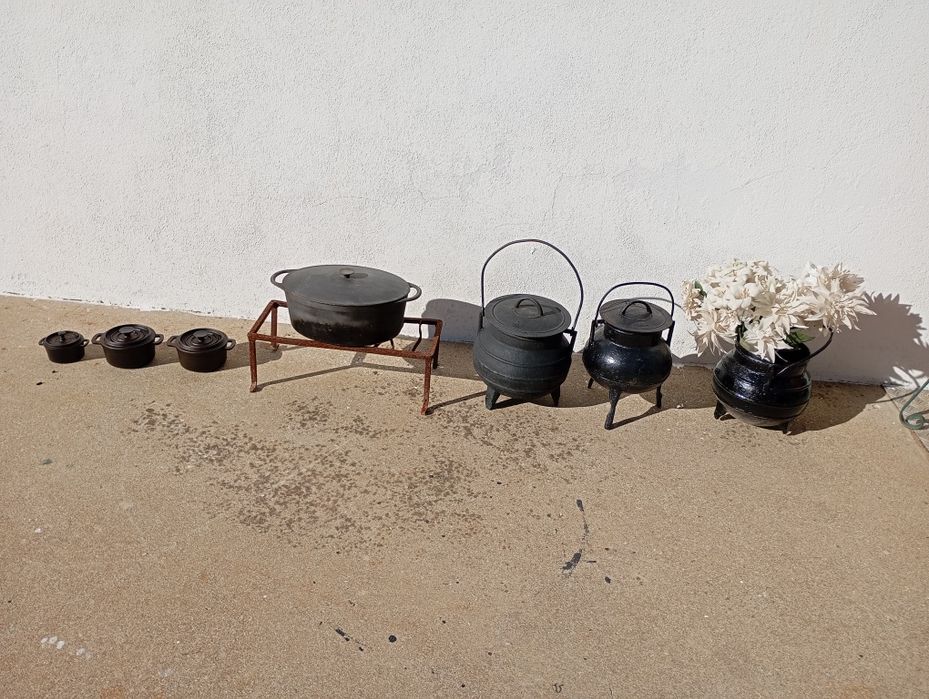Panelas antigas e tachos em ferro fundido