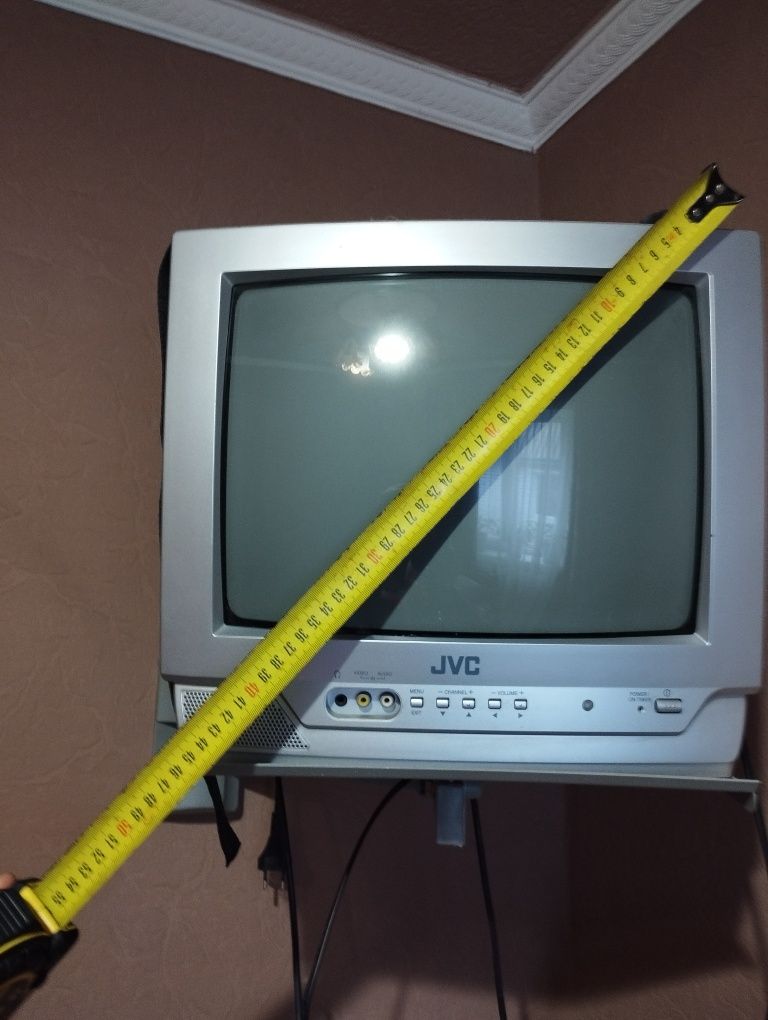 Телевизор J V C с настенным кронштейном