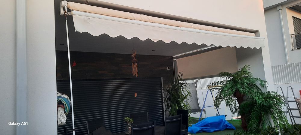 Toldo beje Retrátil