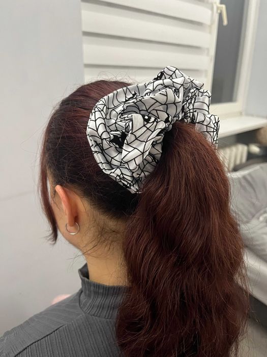 Duża halloweenowa gumka scrunchie – biała z motywem pajęczyny