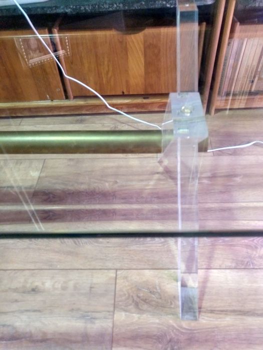 Mesa de centro com tampo em vidro.