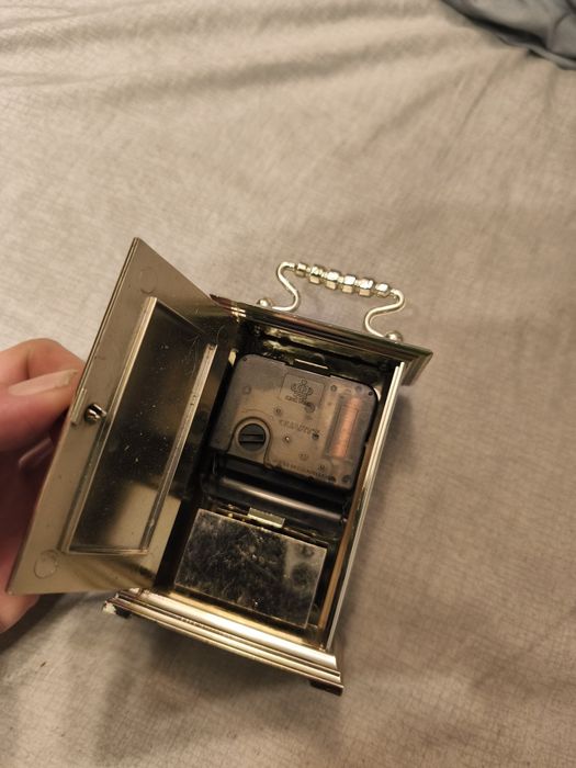 mały, przenośny, srebrny zegar kwarcowy w stylu karety