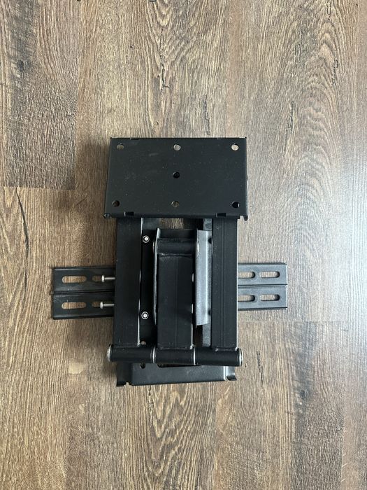 Кріплення-кронштейн настінний для телевізору універсальне.