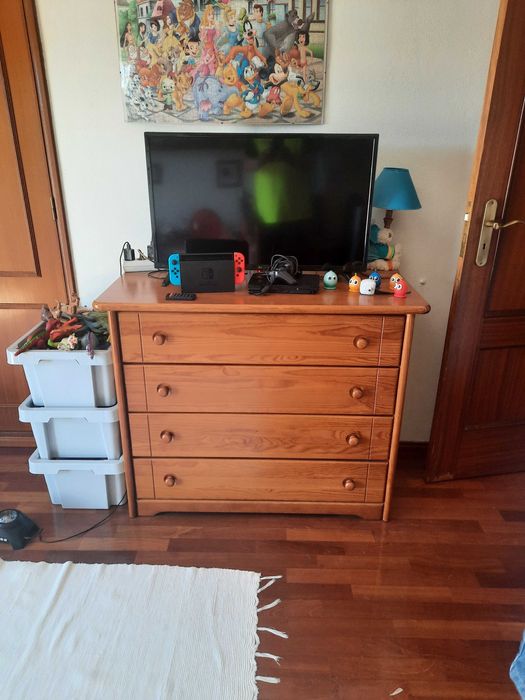 Estudio em pinho maciço muito bom estado