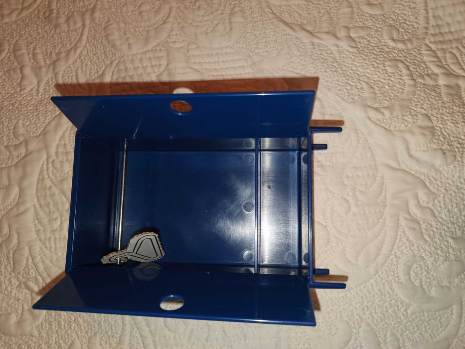 Spora szafa ikea z wieszaczkami, pasuje do motywu Barbie