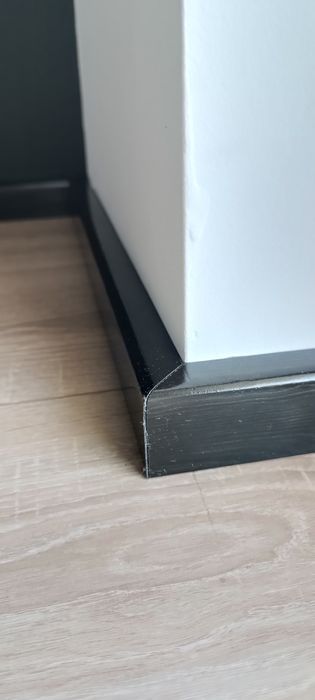 Drewniane listwy przypodłogowe czarne połysk jesion