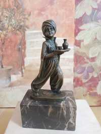 Wiekowa rzeźba z brązu na marmurze,orientalny sługa, sygnowana.