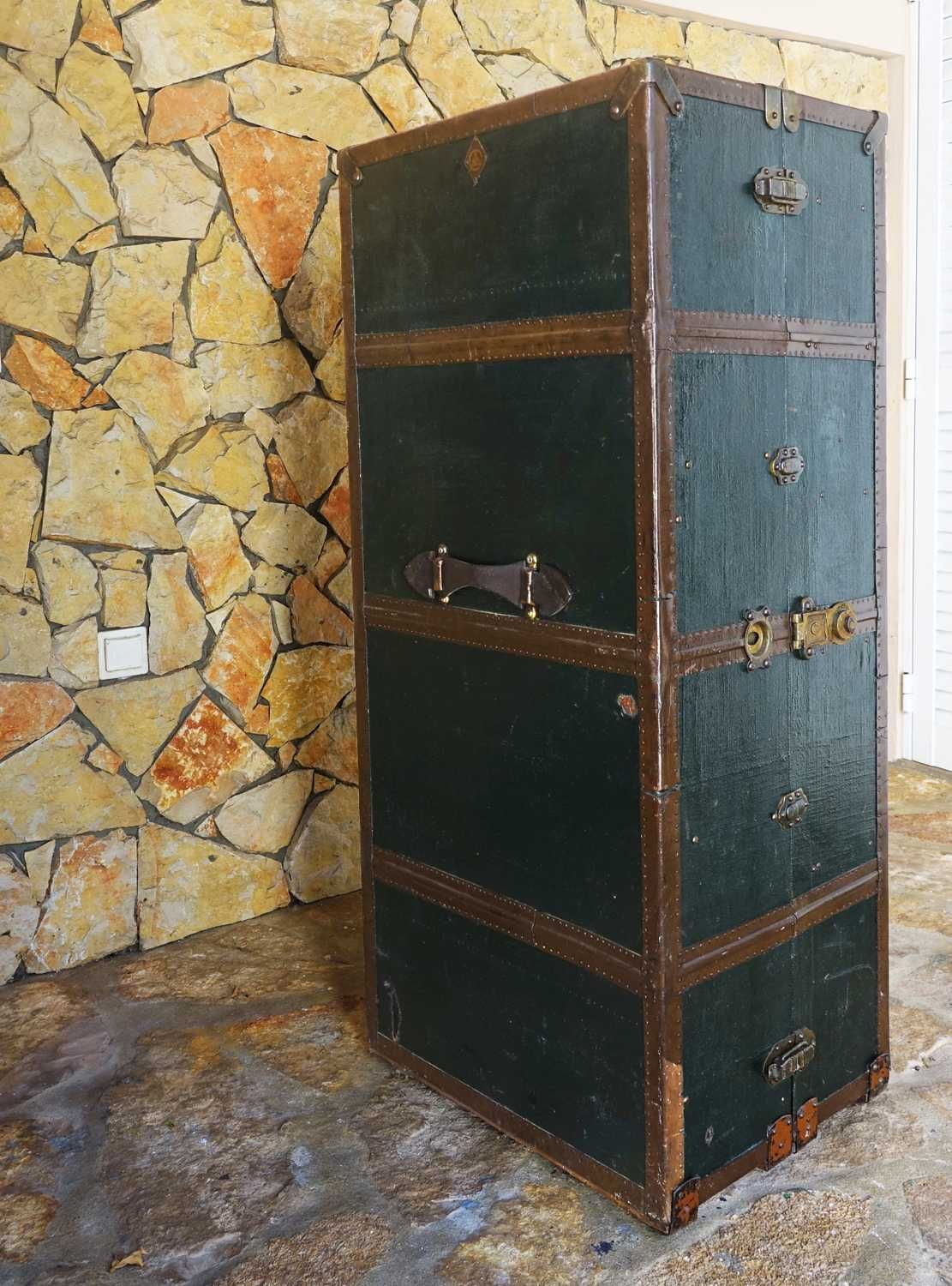 Baú de guarda-roupa