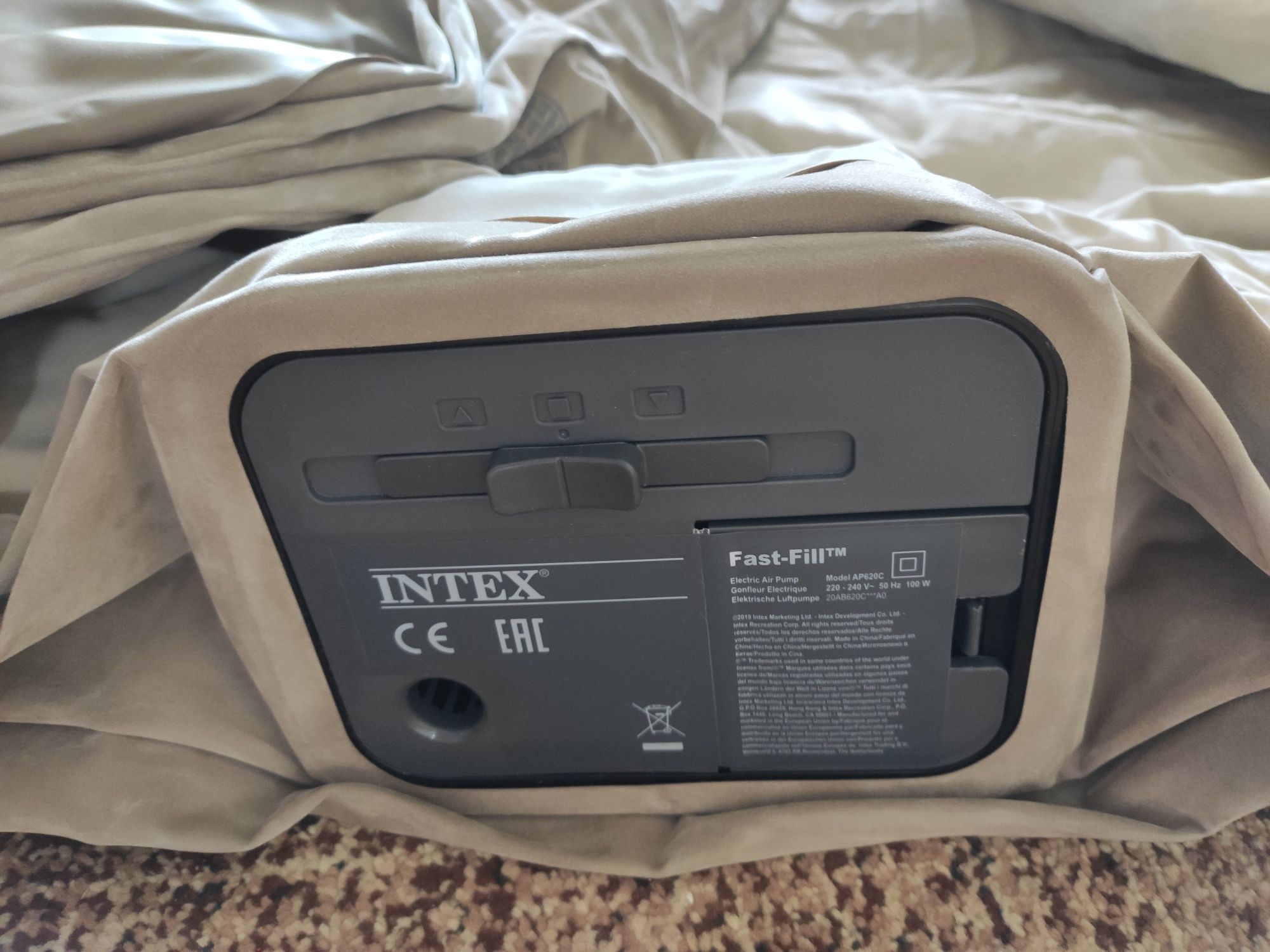 Materac INTEX z wbudowaną pompką