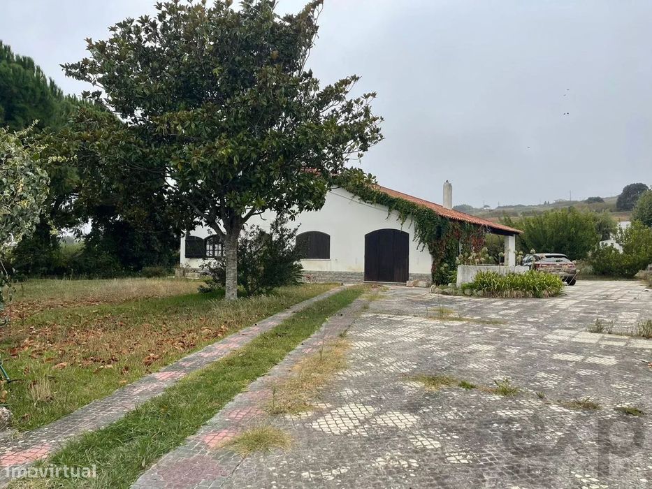Moradia T5 com jardim e terreno a 15 minutos da Praia de Santa Cruz