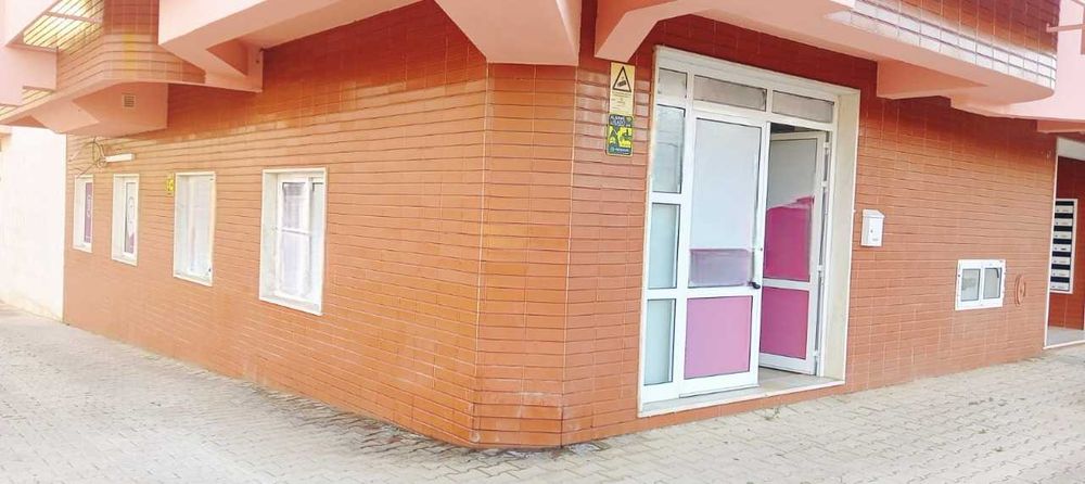 Loja em Santa Marta de Corroios