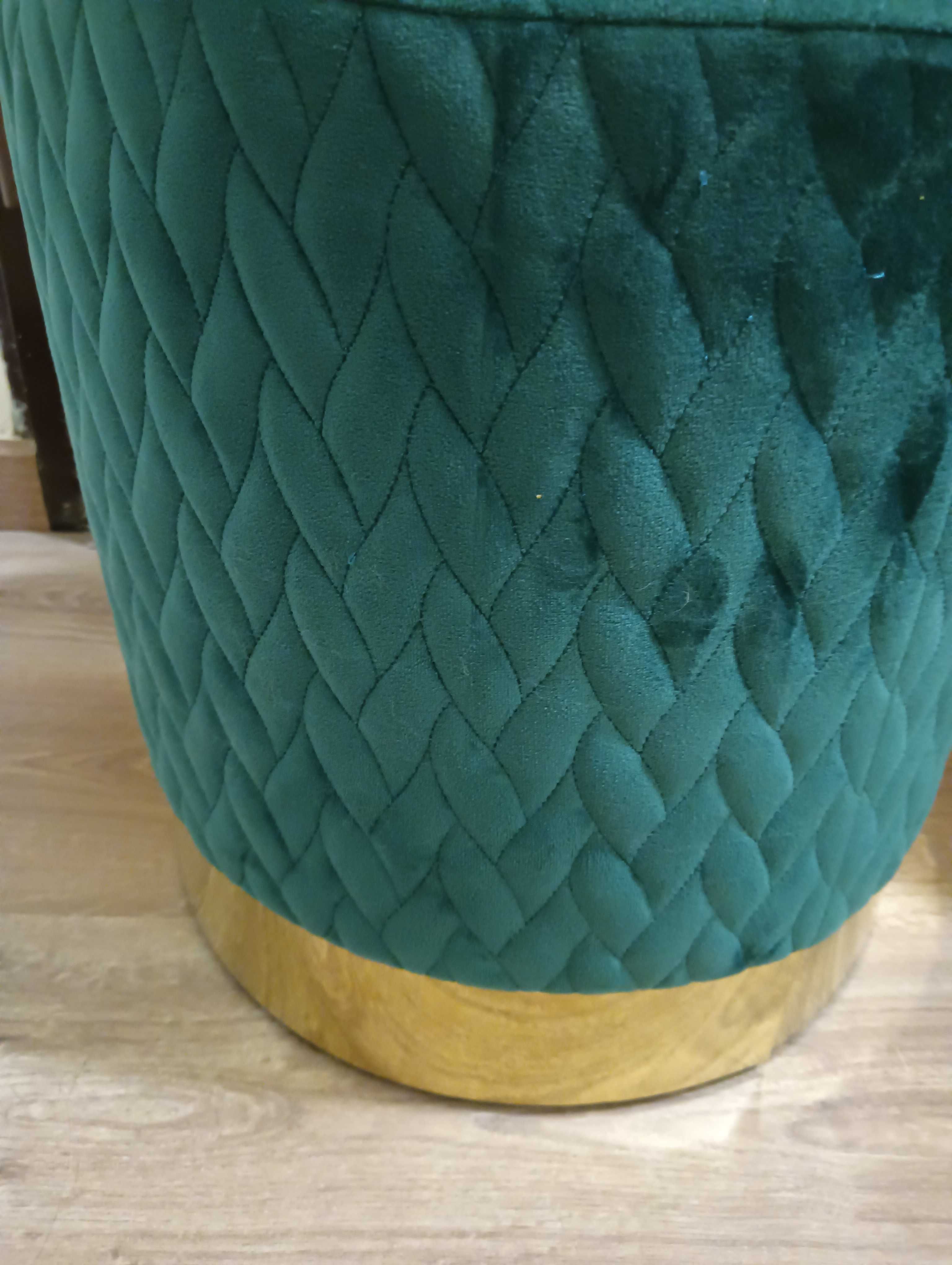Bancos em verde escuro material veludo