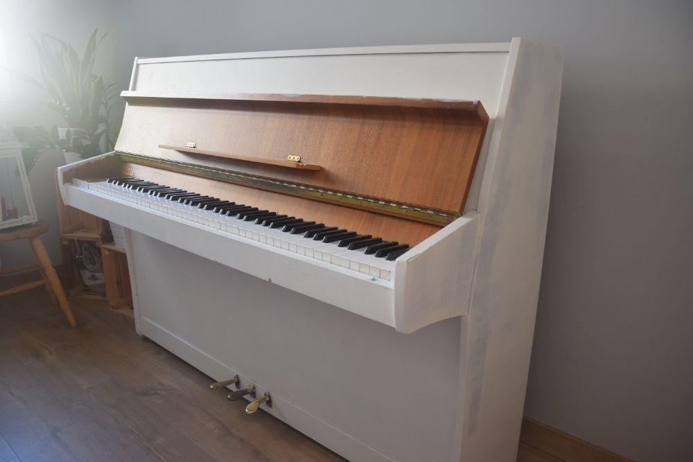 Piękne Białe pianino Calisia