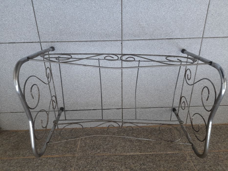 Caminha de bonecas em ferro com 50 anos