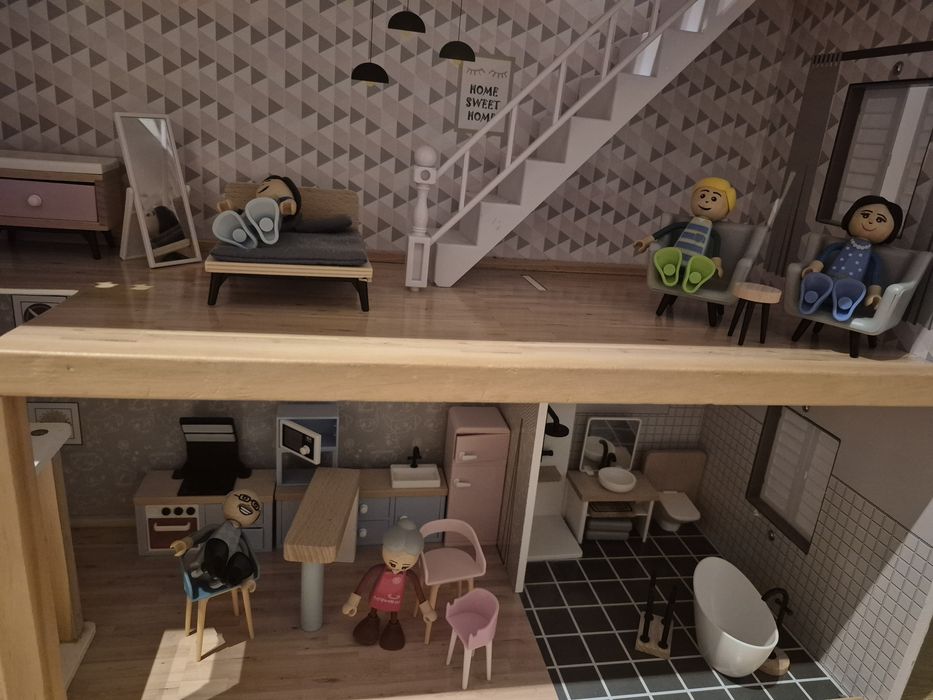 Drewniany domek dla lalek z mebelkami lidl