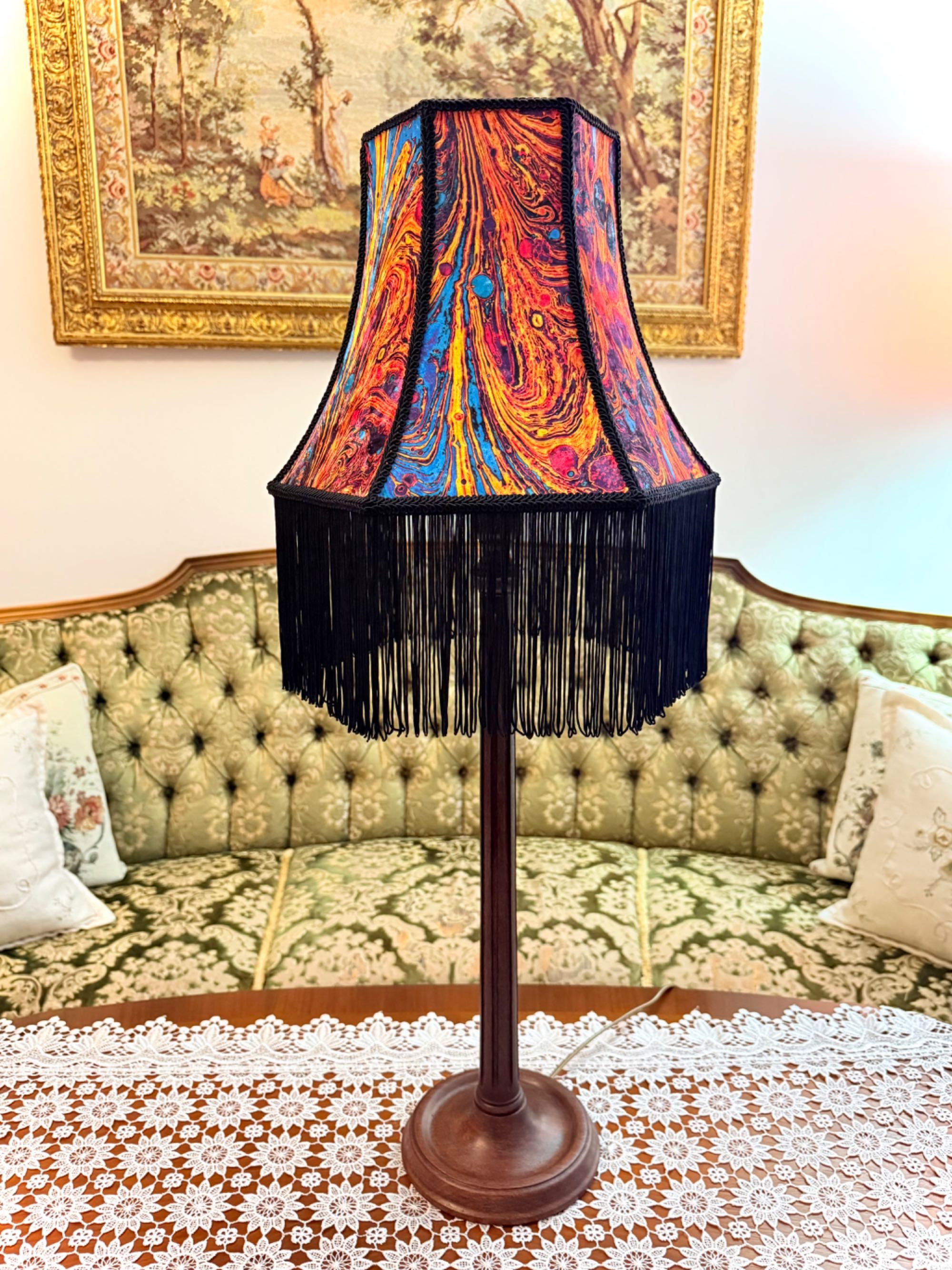 Lampa stołowa z kolorowym, ręcznie szytym abażurem. Rękodzieło.