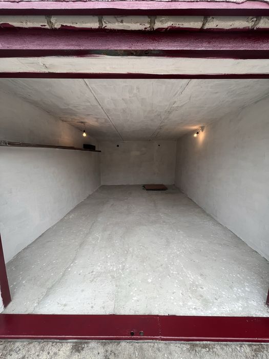 Гараж (доглянутий, зі свіжим ремонтом).